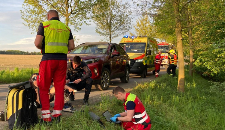 Auto se třemi mladíky u Kozmic vylétlo ze silnice a narazilo do stromu, hledají se svědci