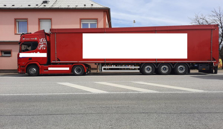 Celníci zastavili zahraniční kamion, který převážel tuny odpadu. Mířil do Budějc