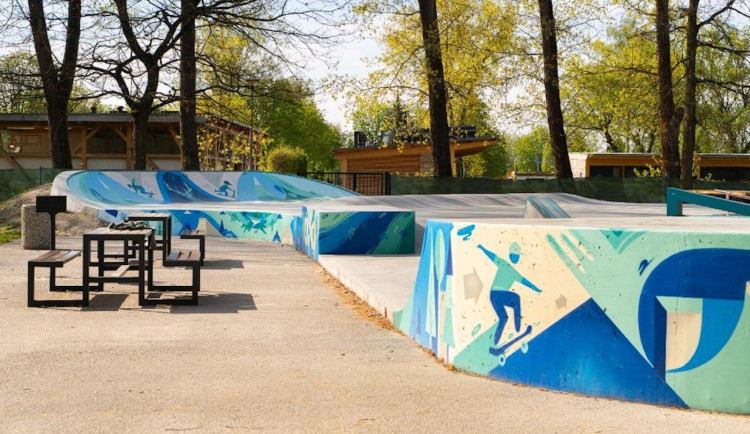 Barvy místo betonové šedi. Skatepark v budějcké Stromovce zdobí graffiti