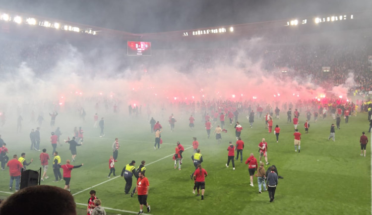 Fanoušci vběhnutím na hřiště přerušili derby a napadli brankáře Sparty. Řeší to policie