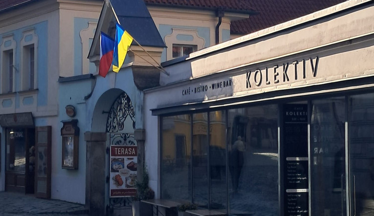 Ukrajinská vlajka na kavárně vydržela jen pár hodin. Správci vadil zásah do fasády