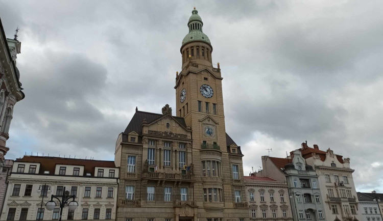 Úřednice obcházela radnici v Prostějově s peticemi ANO. Úřad vede primátor z tohoto hnutí