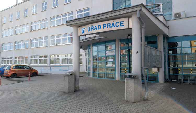 Práci hledalo v dubnu 17 041 lidí v Plzeňském kraji. Volných míst bylo 7479