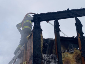 Noční požár v Jickovicích skončil tragédií. Hasiči našli na místě mrtvého člověka