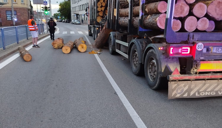Nebezpečná nehoda v Budějcích. Kamionu se vysypaly klády přímo na vozovku