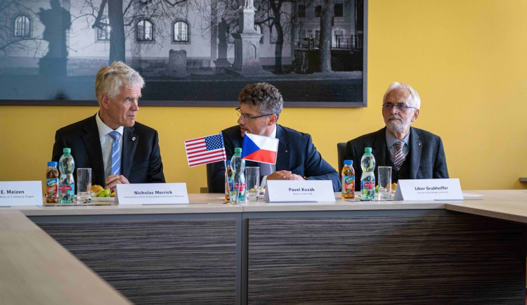 Americký velvyslanec navštívil Jihočeskou univerzitu a Biologické centrum