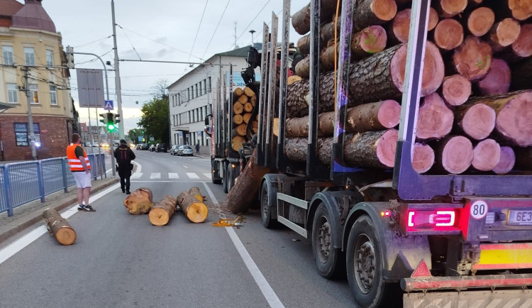 Nebezpečná nehoda v Budějcích. Kamionu se vysypaly klády přímo na vozovku