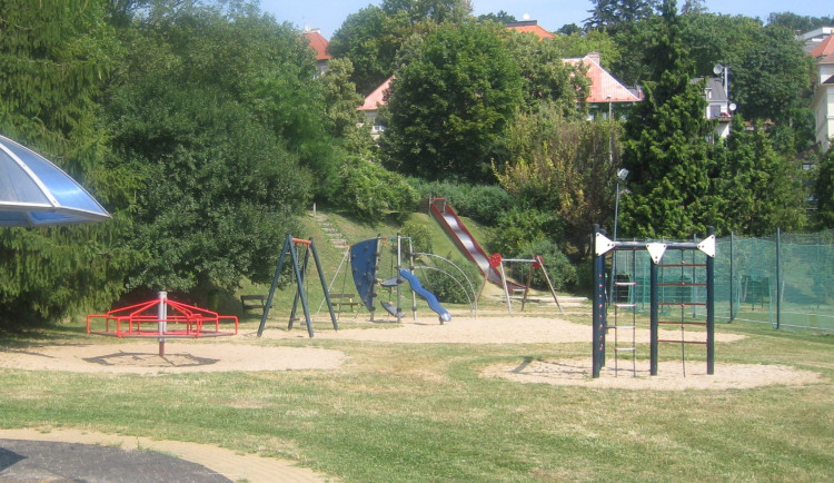 Skluzavku, na které se vážně zranilo dítě, odstranili. Podle posudku ale byla v pořádku