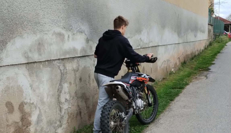 Motorkář na Písecku srazil cyklistu a ujel, hledá ho policie