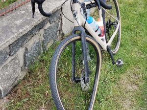 Motorkář na Písecku srazil cyklistu a ujel, hledá ho policie