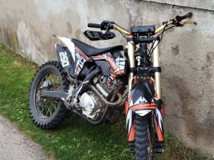 Motorkář na Písecku srazil cyklistu a ujel, hledá ho policie