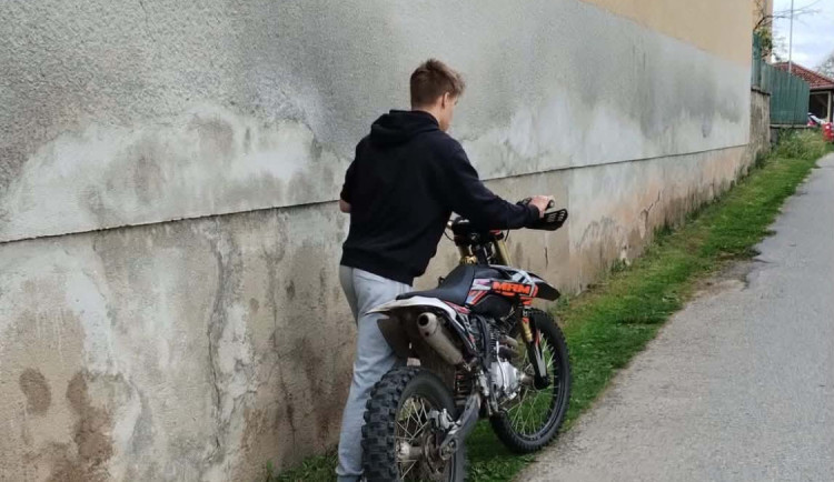 Motorkář na Písecku srazil cyklistu a ujel, hledá ho policie