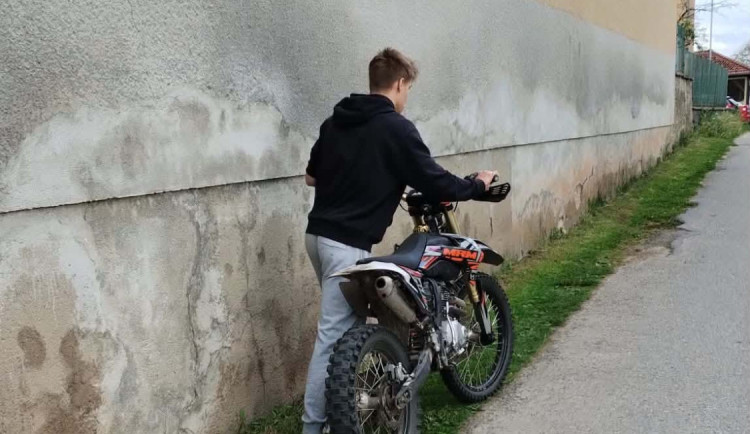 Motorkář na Písecku srazil cyklistu a ujel, hledá ho policie
