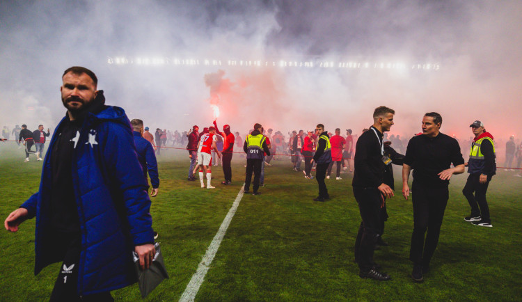 Policie v Hradci Králové bude kvůli fanouškům Slavie v pohotovosti