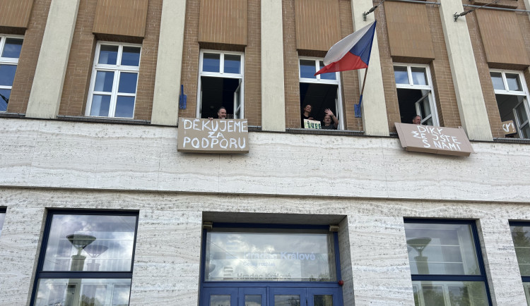FOTO: Stovky lidí udělaly v Hradci Králové rámus za svobodu médií