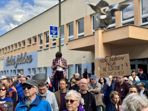 Budějcemi prošly stovky demonstrantů. Podpořily nezávislost veřejnoprávních médií