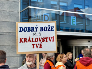 Budějcemi prošly stovky demonstrantů. Podpořily nezávislost veřejnoprávních médií