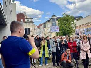 Budějcemi prošly stovky demonstrantů. Podpořily nezávislost veřejnoprávních médií