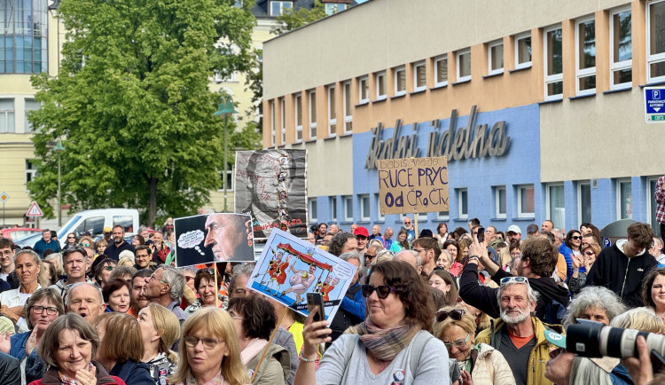 Budějcemi prošly stovky demonstrantů. Podpořily nezávislost veřejnoprávních médií