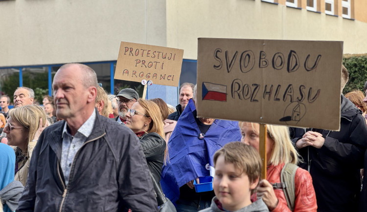 Budějcemi prošly stovky demonstrantů. Podpořily nezávislost veřejnoprávních médií