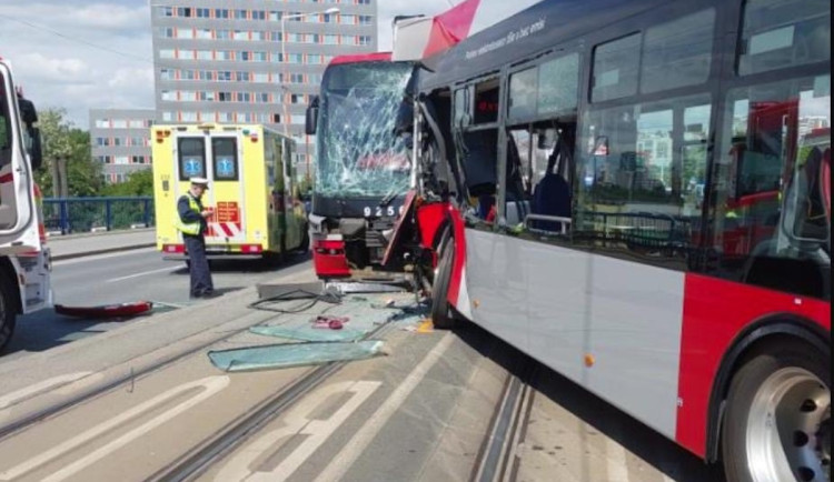 Policie vyšetřuje nehodu tramvaje a autobusu, hledá svědky