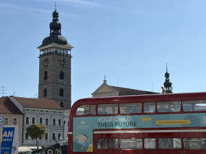 Doubledecker, Spitfire i čaj s mlékem. Budějce zaplnilo britské velvyslanectví