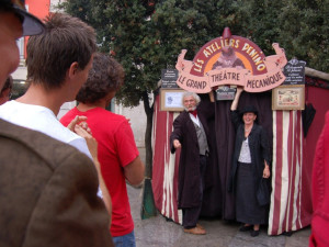 Z Francie dorazí také Le Grand Théâtre Mécanique – malé poetické šapitó plné miniaturních diváků a mechanických instalací.
