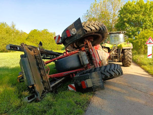 Požár balíků slámy i únik 2000 litrů hnojiva. Hasiči měli perný den