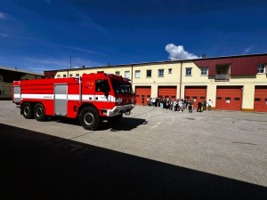 Požár balíků slámy i únik 2000 litrů hnojiva. Hasiči měli perný den
