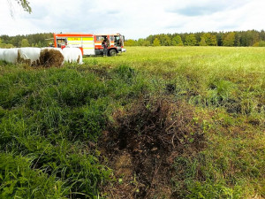 Požár balíků slámy i únik 2000 litrů hnojiva. Hasiči měli perný den