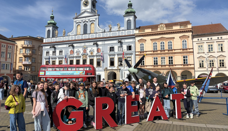Doubledecker, Spitfire i čaj s mlékem. Budějce zaplnilo britské velvyslanectví