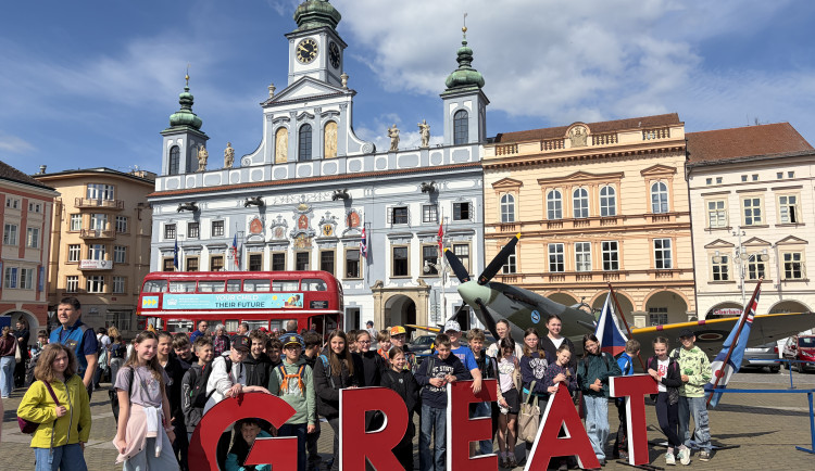 Doubledecker, Spitfire i čaj s mlékem. Budějce zaplnilo britské velvyslanectví