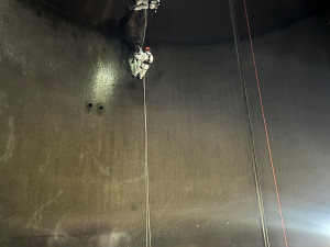 Půl milionu litrů kalu a práce 20 metrů pod zemí. Hasiči kontrolovali vyhnívací nádrže