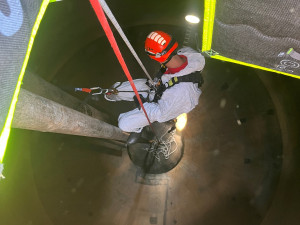 Půl milionu litrů kalu a práce 20 metrů pod zemí. Hasiči kontrolovali vyhnívací nádrže