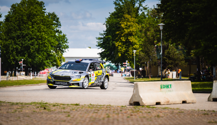 První etapa Rallye Český Krumlov nabídla napínavý souboj. První trojici dělí čtyři sekundy