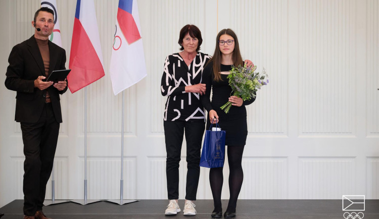 Mladá veslařka z Třeboně zachránila život kamarádce. Za svou odvahu převzala ocenění