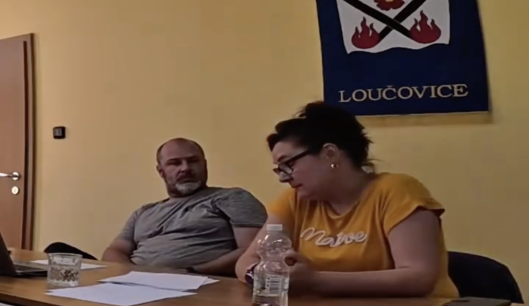 Loučovice počítali s prodejem pozemků za miliony, teď žije obec z „ruky do huby“