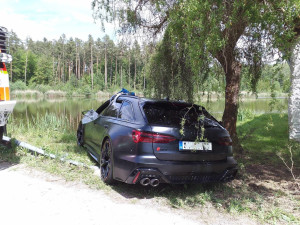 Řidič audi nezvládl řízení a skončil v rybníce, téměř 20 metrů od břehu