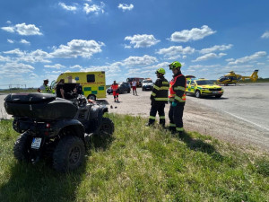 Na letišti ve Všechově se těžce zranil řidič čtyřkolky, při pádu neměl helmu