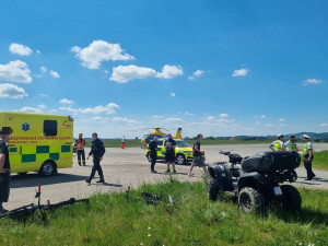 Na letišti ve Všechově se těžce zranil řidič čtyřkolky, při pádu neměl helmu