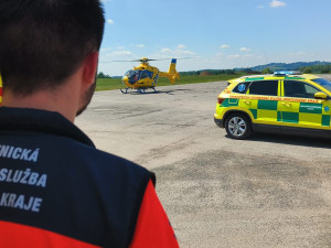Na letišti ve Všechově se těžce zranil řidič čtyřkolky, při pádu neměl helmu
