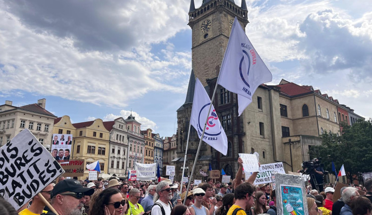 Prahou zněla podpora veřejnoprávních médií. Průvod Milionu chvilek přišel před Úřad vlády