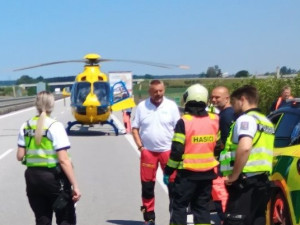 Nehoda auta a nákladního vozu uzavřela D3 na Prahu, na místě zasahuje vrtulník