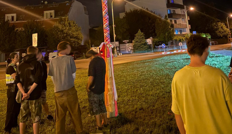 Parta mladých podřezala v Praze májku, může je to přijít draho