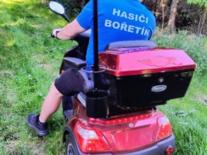 Pohřešovaného seniora našel v lese dobrovolný hasič. Uvízl tam po nehodě na vozítku