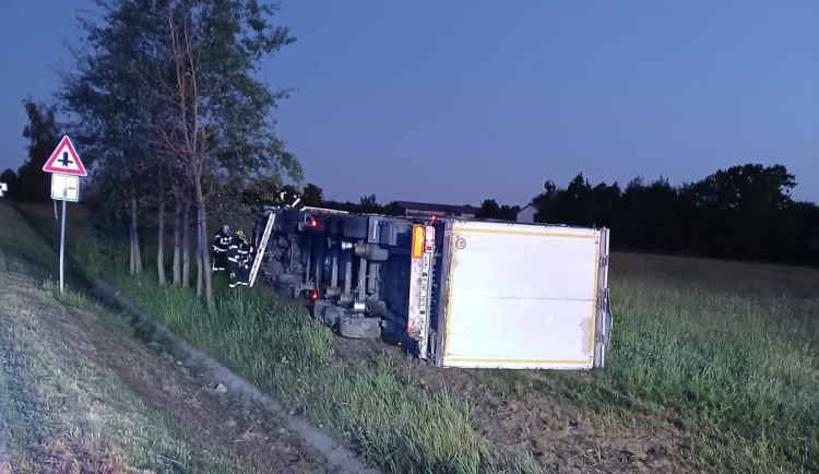Po ranní nehodě na Jindřichohradecku skončil kamion na boku ve strouze