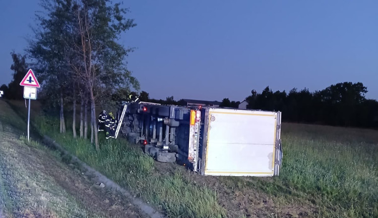 Po ranní nehodě na Jindřichohradecku skončil kamion na boku ve strouze
