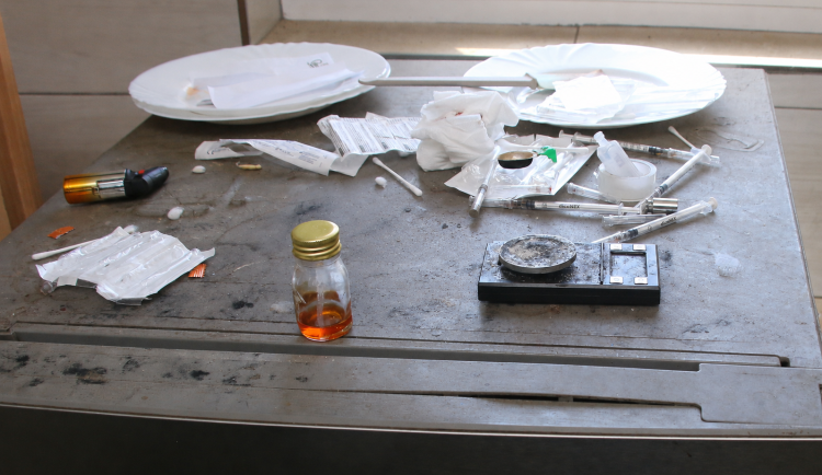 Heroin vyráběli v pronajatých prostorách. Kriminalisté dvojici sledovali čtyři měsíce