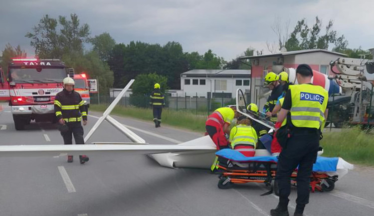 FOTO: V Havlíčkově Brodě se při nouzovém přistání zranil pilot větroně
