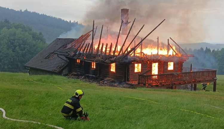 Srub na šumavské samotě takřka lehnul popelem, škody jdou do milionů